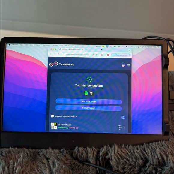 Slim Extra Monitor for Laptops w/lightning adapter - Picture 3 of 3